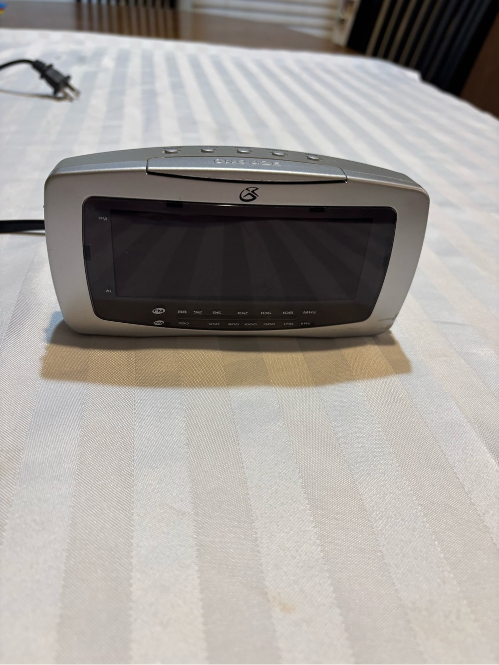 Small Gray AM/FM Alarm Clock Radio (Good Condition)